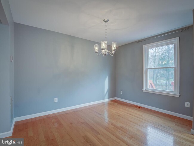 Building Photo - 8203 Stationhouse Ct