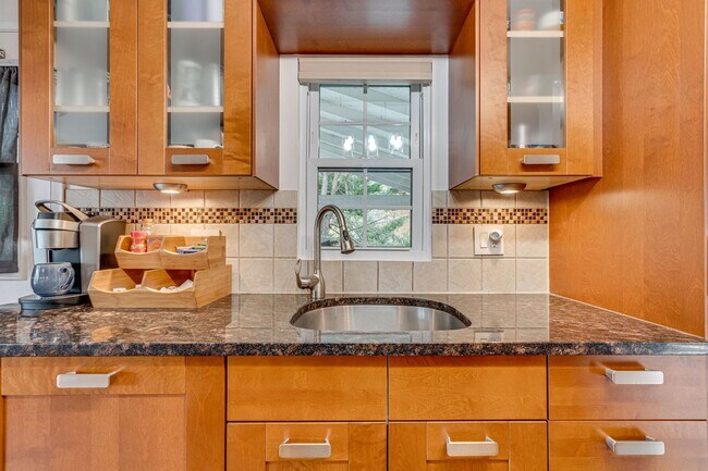 Building Photo - Charming 4 Bed SFH in Alexandria!