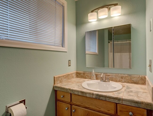 Building Photo - 3 Bedroom, 2 Bath Spacious Townhome with F...