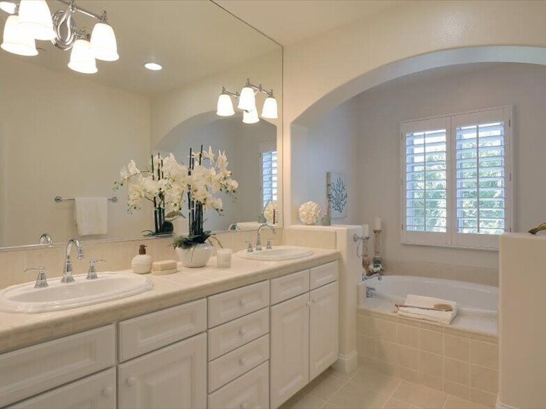 Building Photo - 220 Santa Barbara St