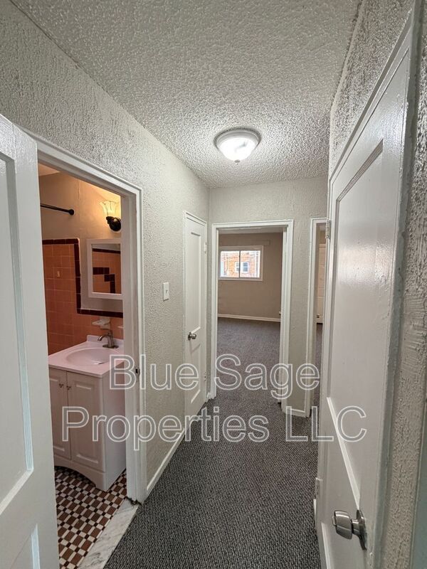 Building Photo - 1037 Laurel Rd