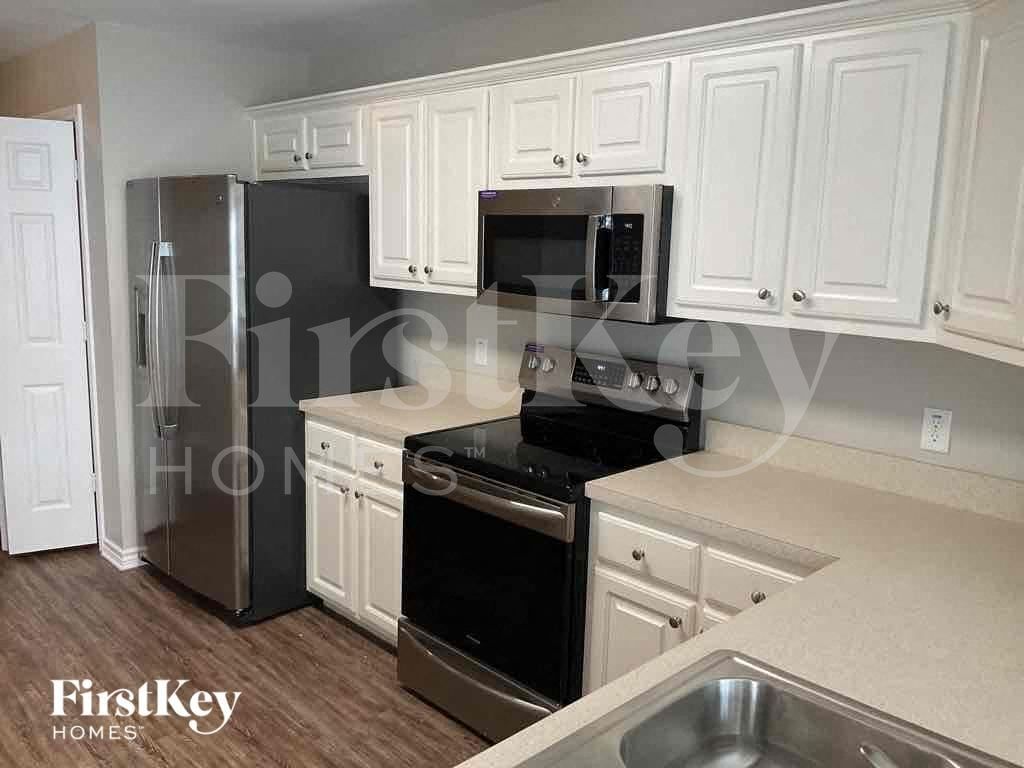 Building Photo - 2026 Greenview Dr