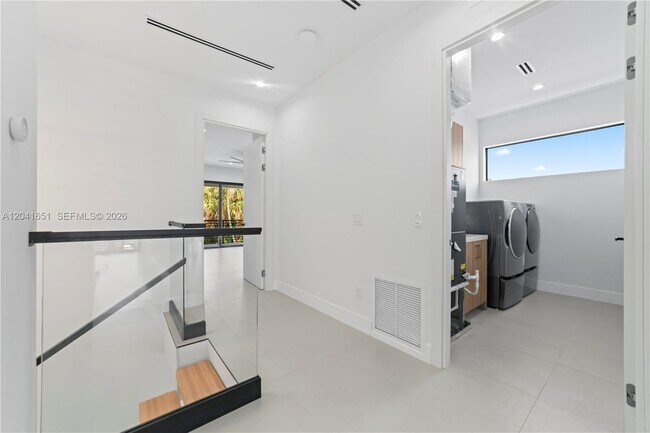 Building Photo - 1320 NE 16th Ave