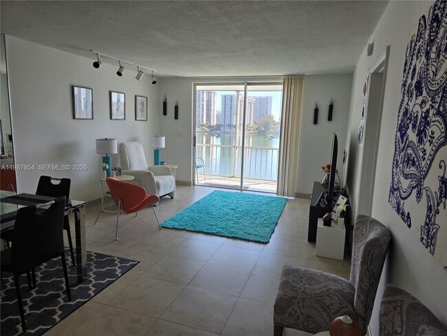 Building Photo - 2861 Leonard Dr