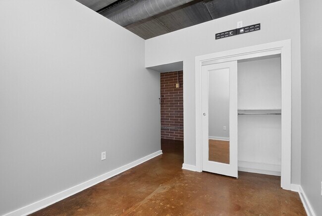 Building Photo - 626 N Graham St