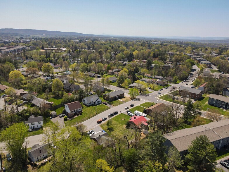 Building Photo - 206 Broce Dr