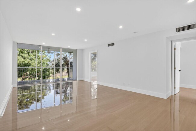 Building Photo - 2651 S Palm Aire Dr