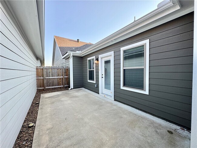 Building Photo - 832 NE Hts Ln