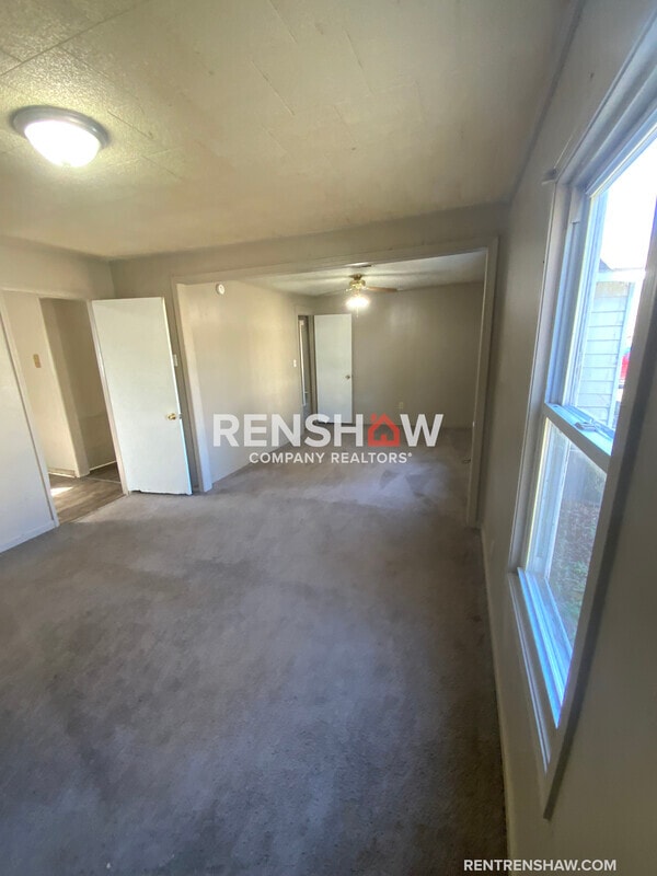 Building Photo - 318 Tulip St