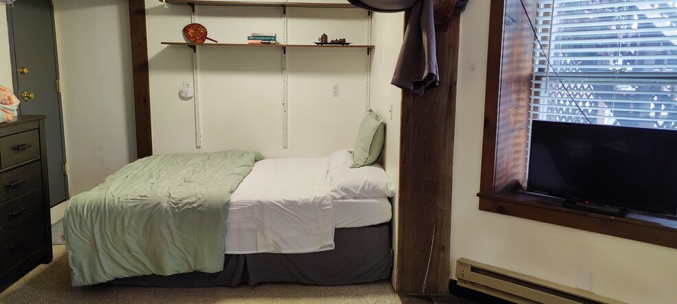 Queen sized bed - 969 E State St