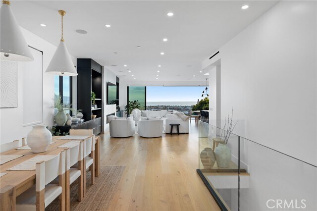 Building Photo - 807 N Paulina Ave