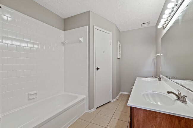 Building Photo - 11014 Misty Summit Dr