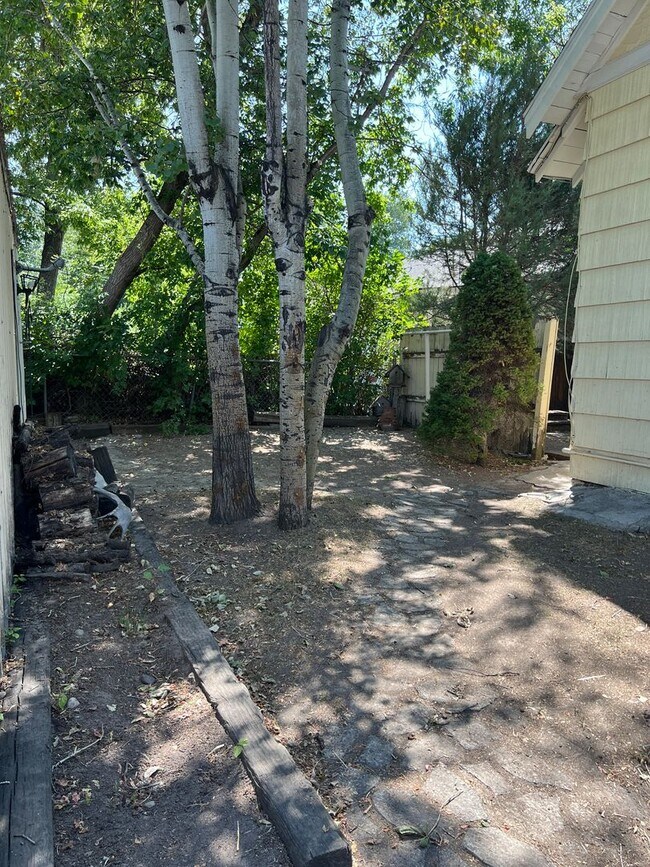 Building Photo - Charming 5 Bed, 2 bath home in the heart of Rexburg with detached 3 CAR GARAGE!!!!