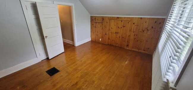 Building Photo - Duluth, MN - 4 bedroom - 2 bathroom