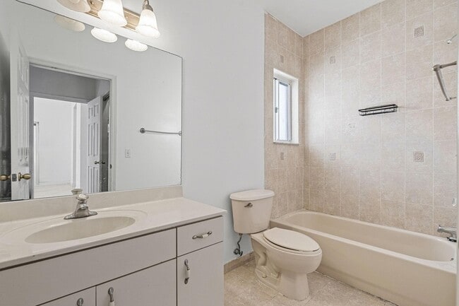 Building Photo - 2552 NE 41st Ave