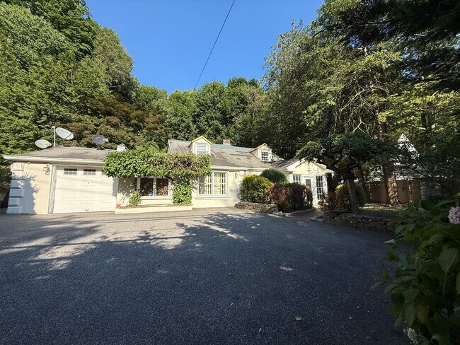 Building Photo - 445 W Hartsdale Ave