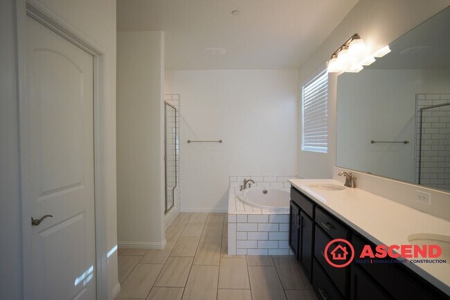 Building Photo - Beautiful 4-Bedroom Located In Highgate Co...