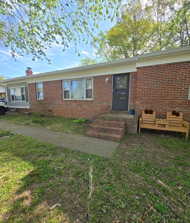 Primary Photo - 3 Bedroom 2 Bath located in Oxford