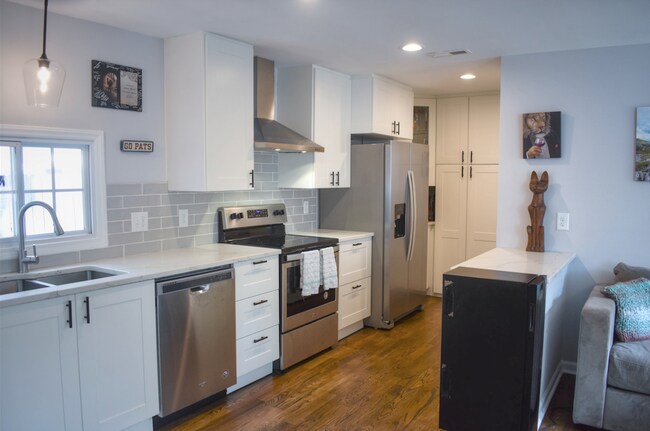 Building Photo - Beautiful 2 bedroom duplex in downtown Raleigh Available Early August!