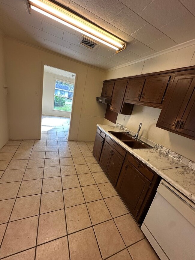 Building Photo - Cute 3 bedroom house!