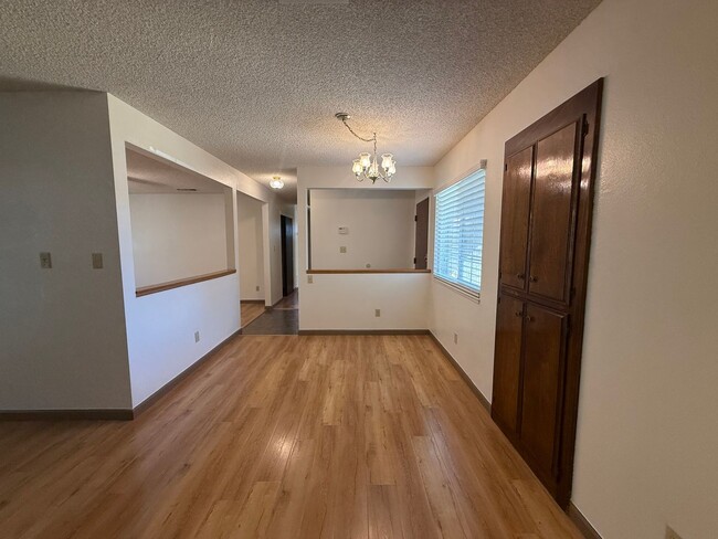 Building Photo - 3 bed 2 bath home available now!