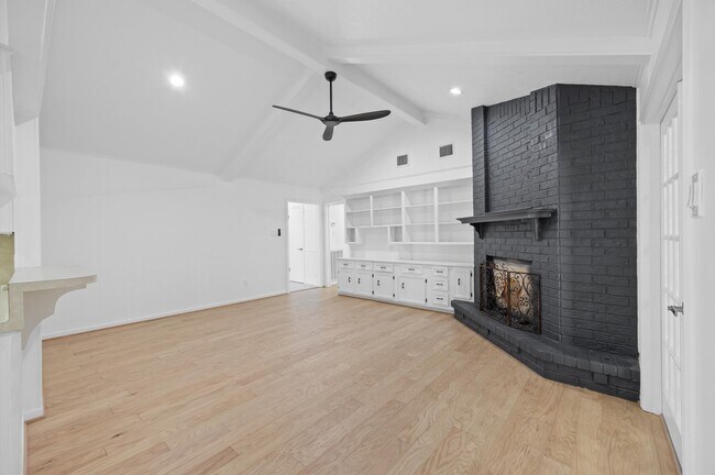 Building Photo - 25 Little John Ln