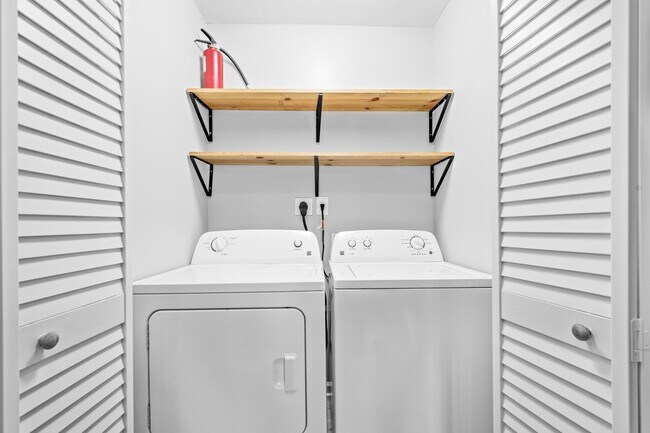 Building Photo - 1453 Colonial Rd