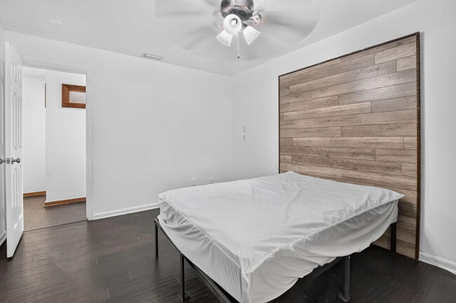 Building Photo - 7813 Kenway Pl W