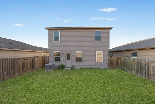 Building Photo - Spacious 3-Bed Townhome with Garage & Fenced Yard in New Braunfels – 1,920 Sq Ft!