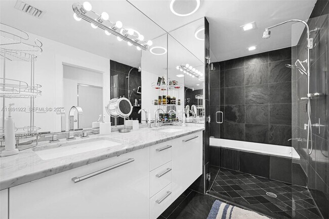 Building Photo - 900 Biscayne Blvd