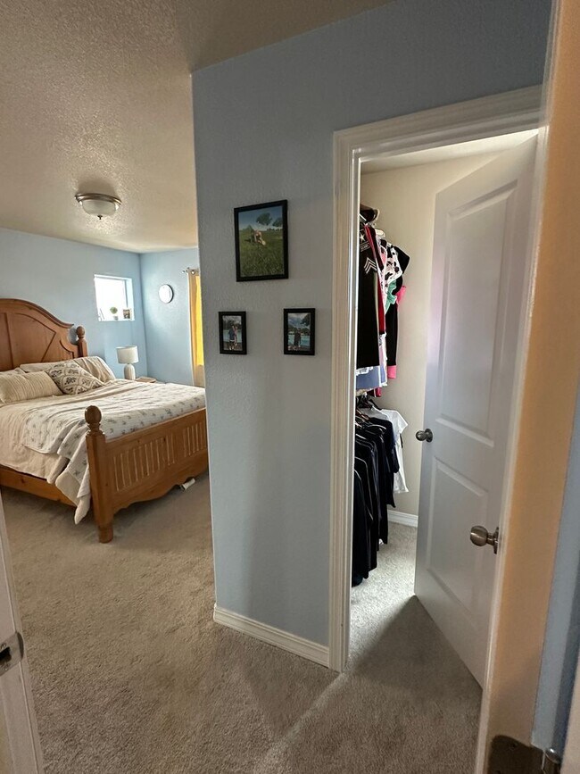 Building Photo - Modern Living in Skyview Village