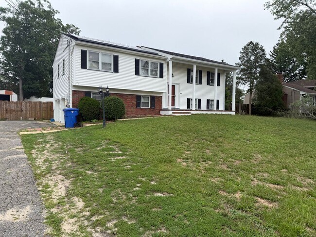 Building Photo - 536 Skylark Dr