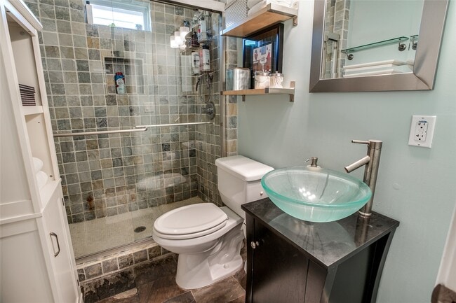 Building Photo - 910 W 9th St