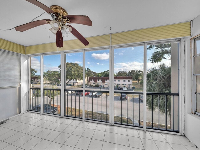 Building Photo - 4156 Inverrary Dr