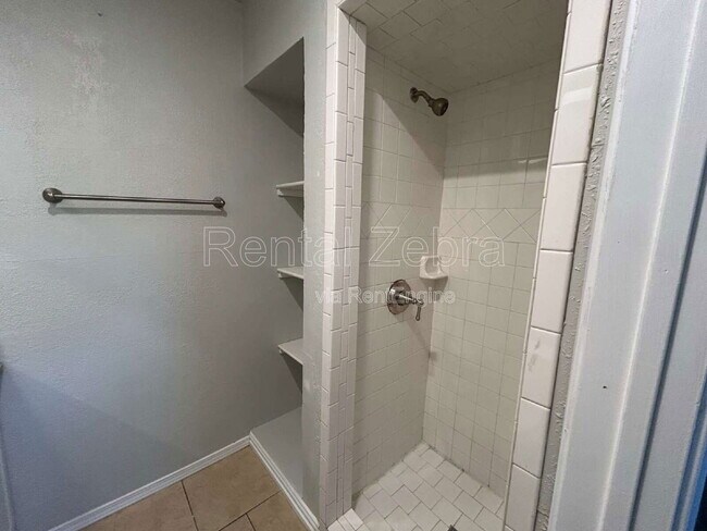 Building Photo - 2939 Longmeade Dr