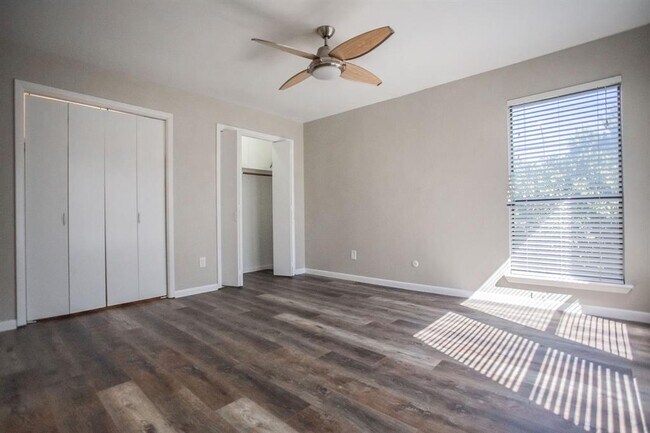 Building Photo - 2301 Mistletoe Dr