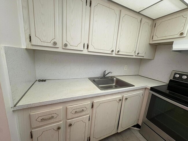 Building Photo - 151 Canterbury E