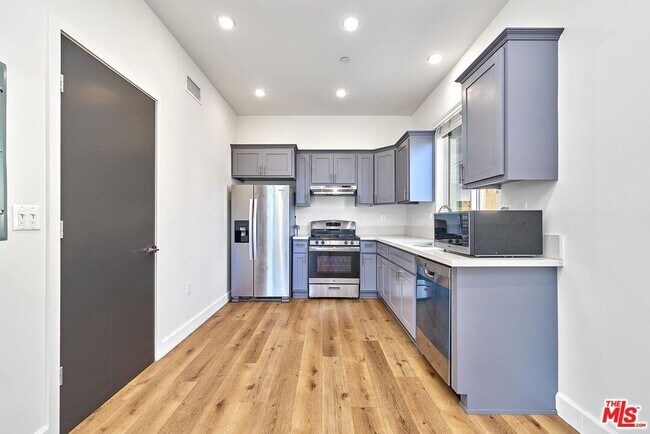 Building Photo - 14550 Burbank Blvd