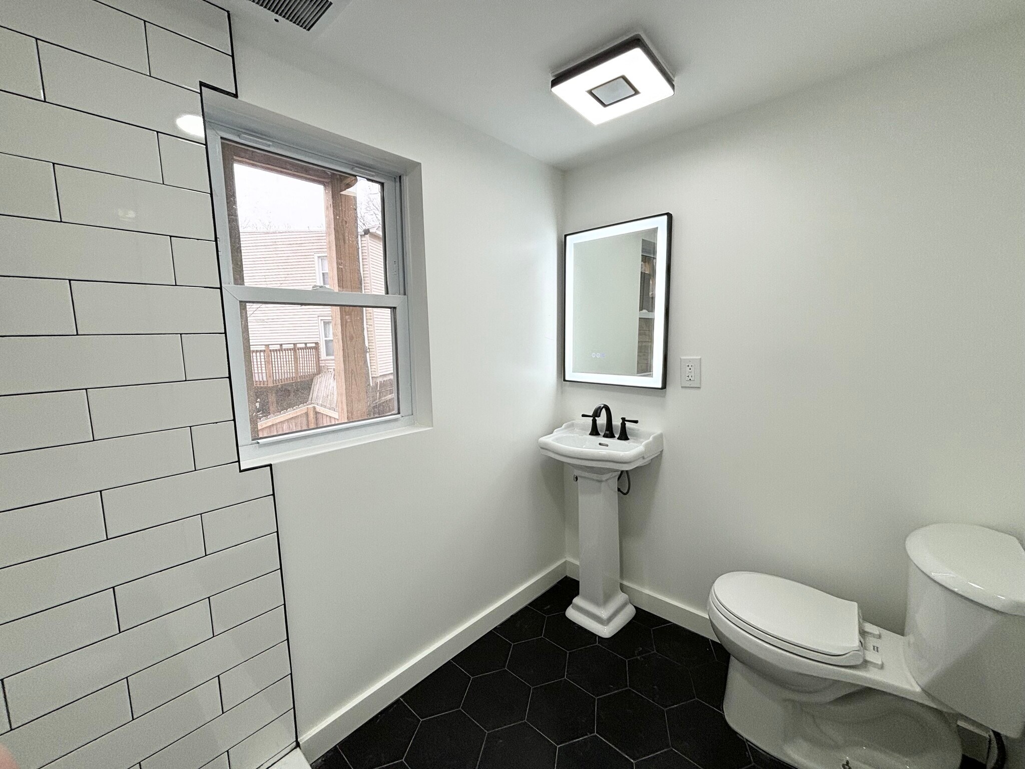 Building Photo - 165 W Main St