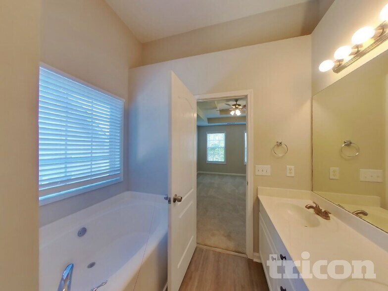 Building Photo - 121 Omega Ct