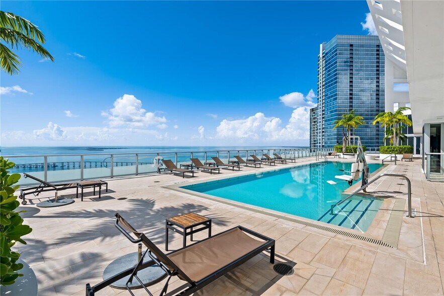 Building Photo - 1300 Brickell Bay Dr