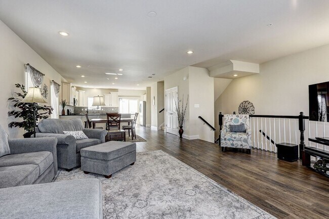 Building Photo - Massive 4 BR/2 Full BA & 2 Half BA EOG Tow...