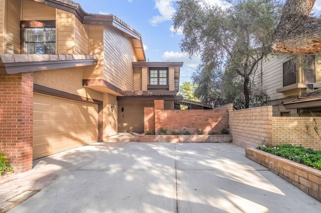 Building Photo - 968 Pinehurst Dr