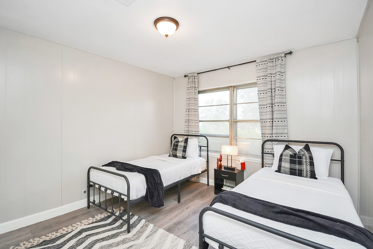 Building Photo - 4710 Paradise Ln