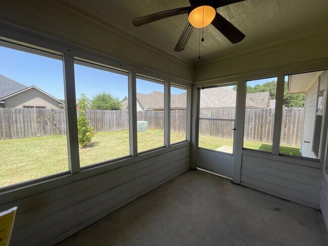 Building Photo - 132 Lola Cir