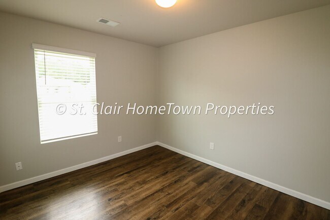 Building Photo - Spacious 4 Bedroom Home in Fox Hollow