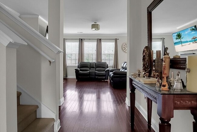 Building Photo - 334 Albrighton Way