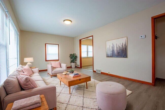 Building Photo - 2 Bedroom / 1 Bath Home in Carter Lake!