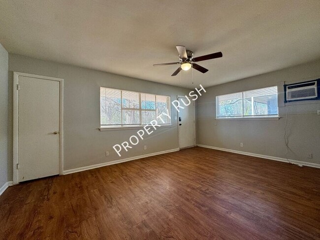 Building Photo - 1014 N Larchmont Dr