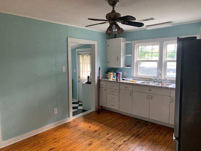 Building Photo - Cozy Cottage, Small Town Charm